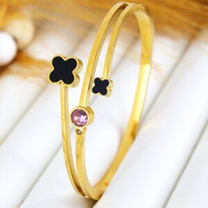 Chic Tulip-Inspired Bangle with Sparkling Diamond Accents